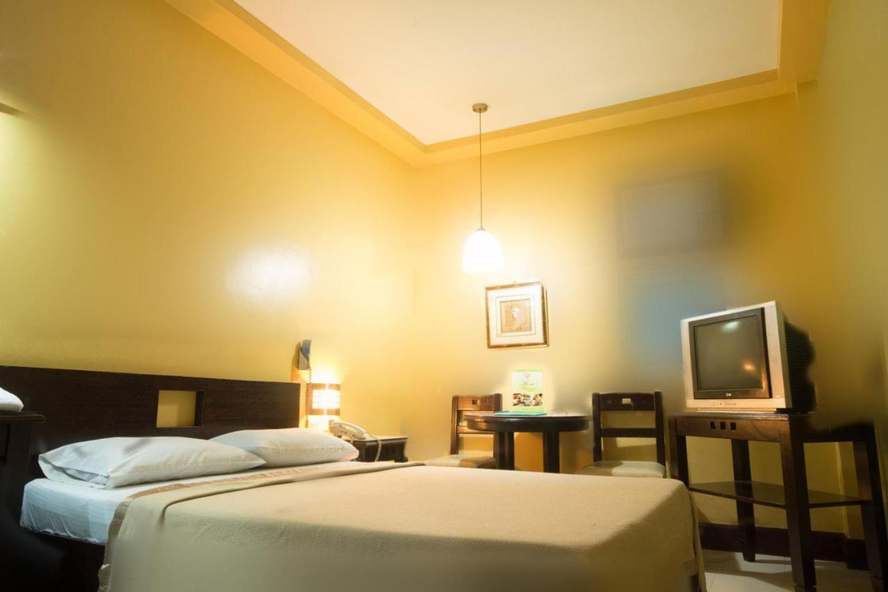 Vista Hotel Recto Manila Bagian luar foto