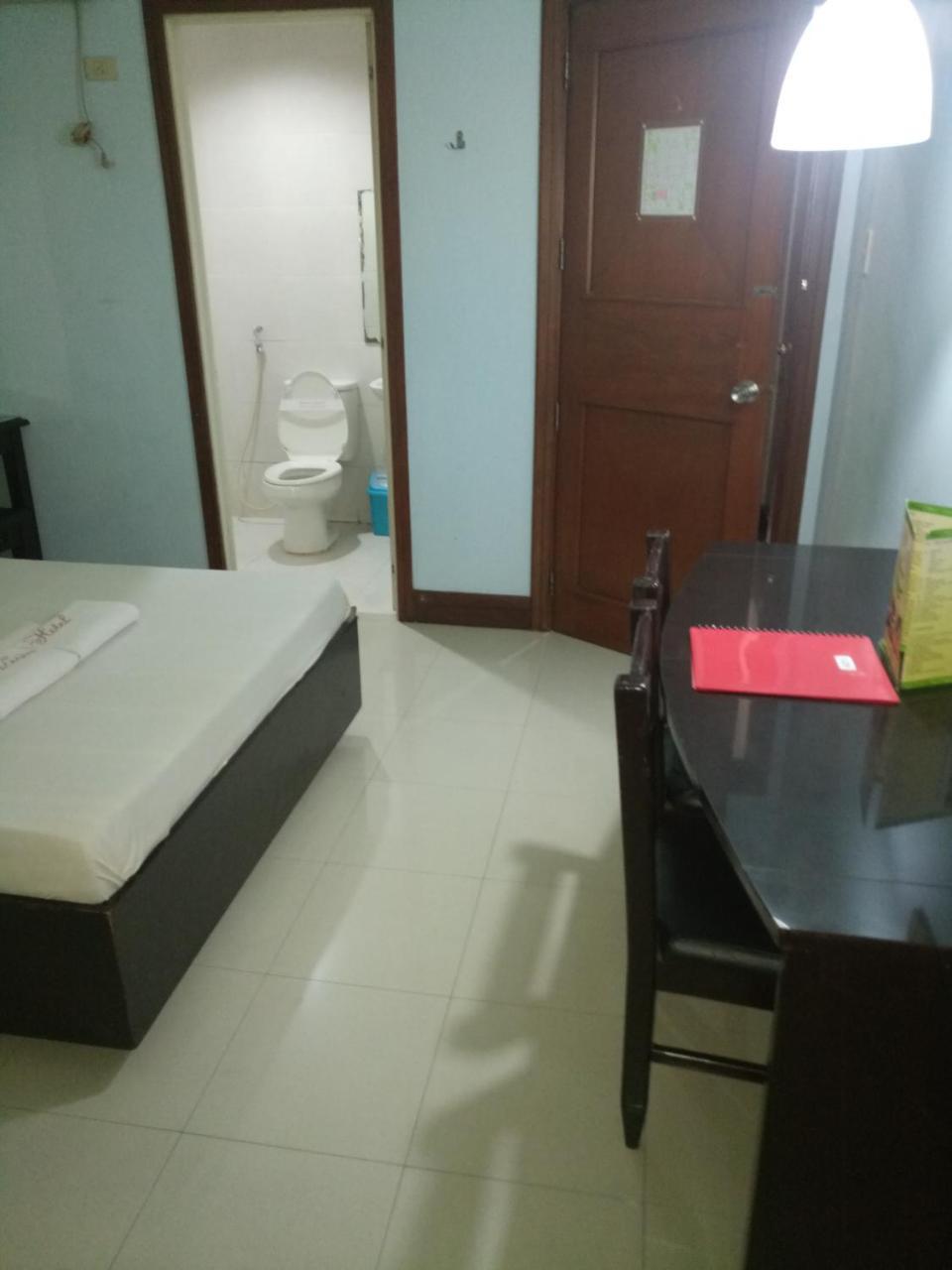 Vista Hotel Recto Manila Bagian luar foto